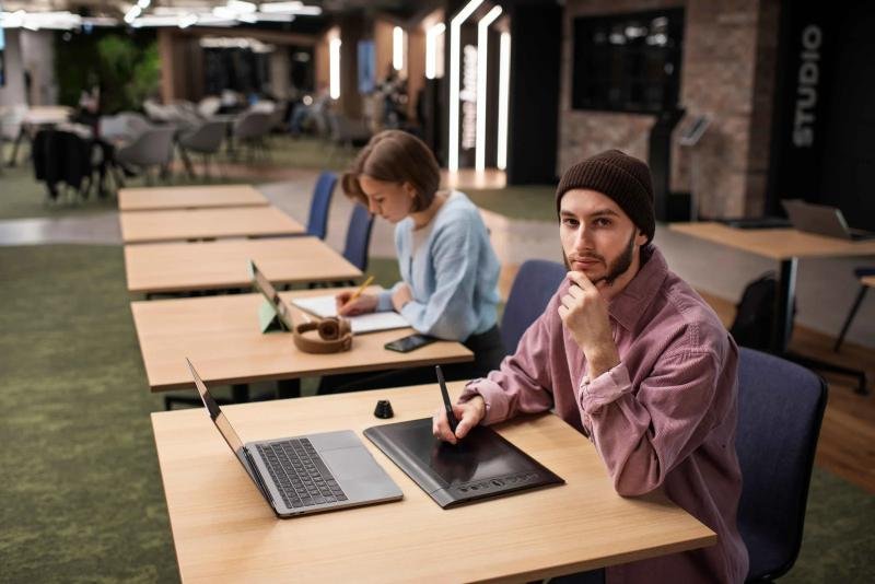 Entrepreneurs collaborating in a modern Atlanta tech hub, representing the city's booming startup ecosystem and its rise as the Silicon Valley of the South.