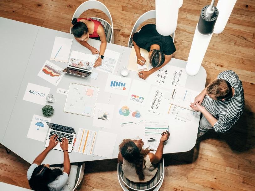 Startup founders collaborating in a tech workspace in Atlanta, reflecting the city’s growing innovation ecosystem and rivalry with Silicon Valley.