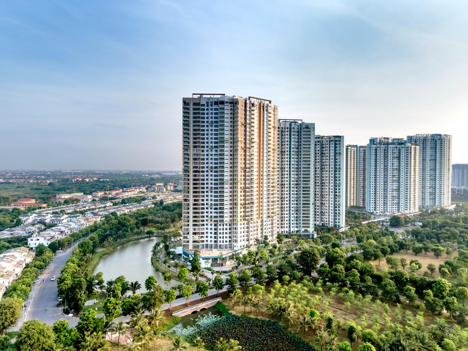 Modern eco-friendly home in Atlanta with solar panels and native landscaping, reflecting the city’s growing commitment to sustainable living.