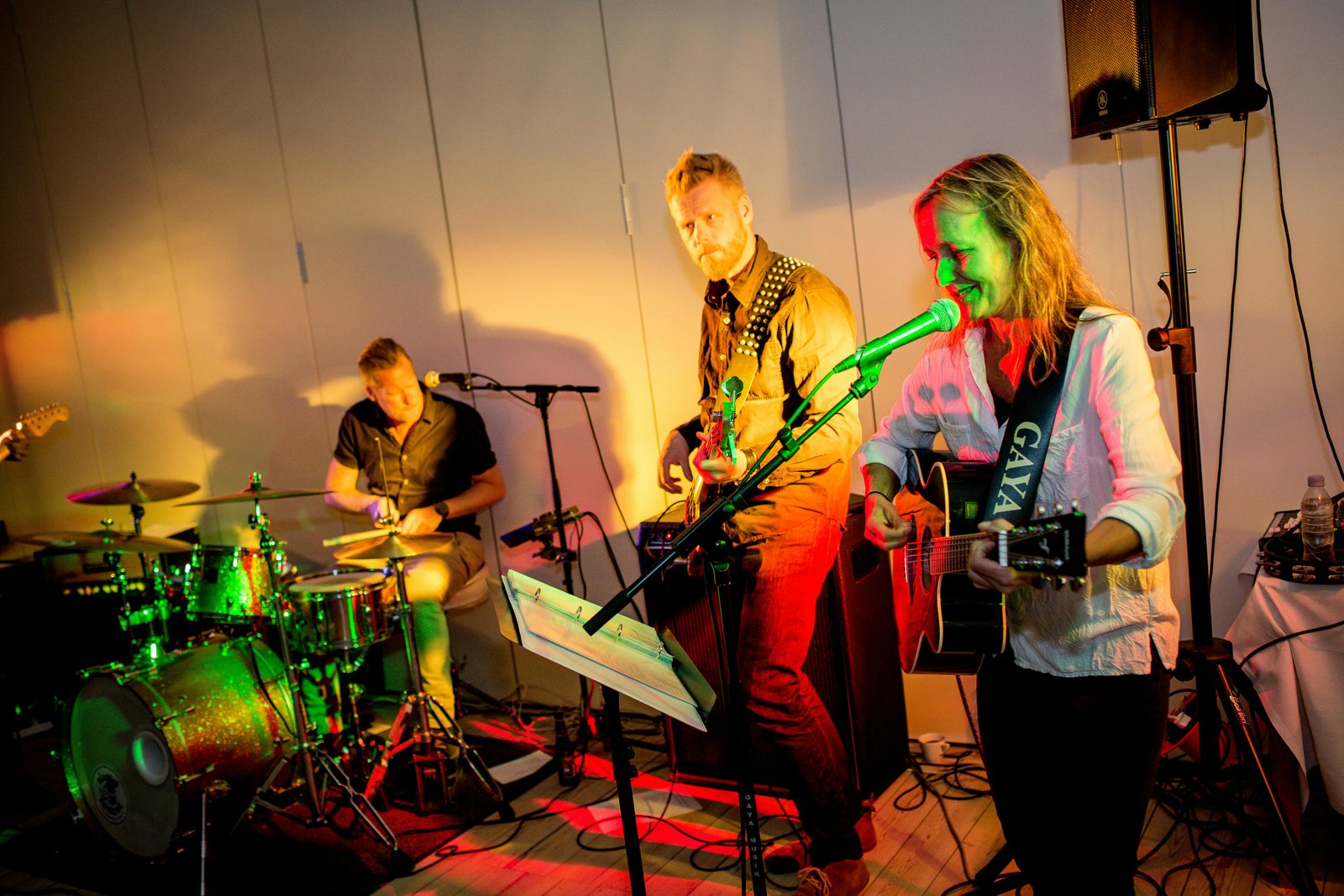 Tourists strolling through a charming, tree-lined street in one of Atlanta’s historic neighborhoods, exploring architectural landmarks and local history.