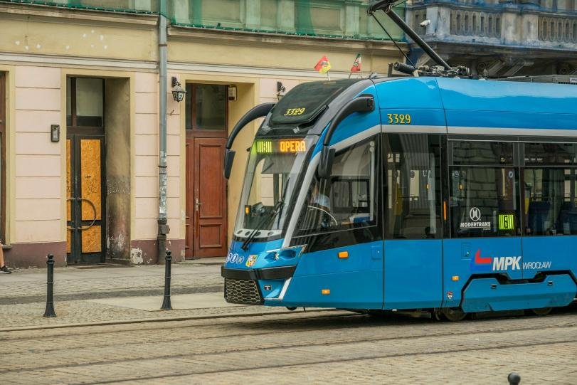 Electric vehicles, city buses, and modern rail systems moving through Atlanta, highlighting the city’s evolving transportation infrastructure.