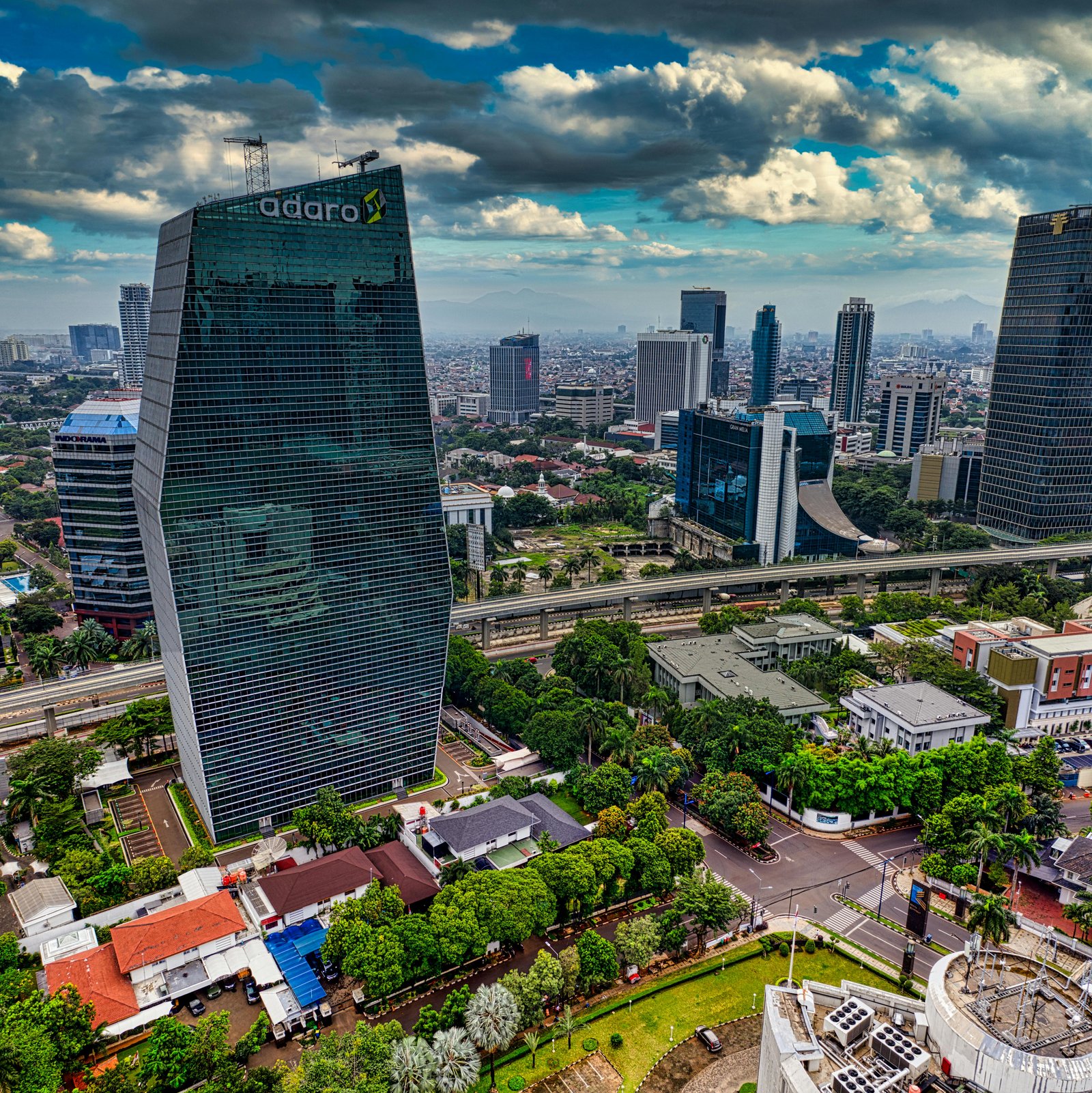 Atlanta cityscape with modern buildings and public green spaces, showcasing smart urban planning and the integration of nature into city life.