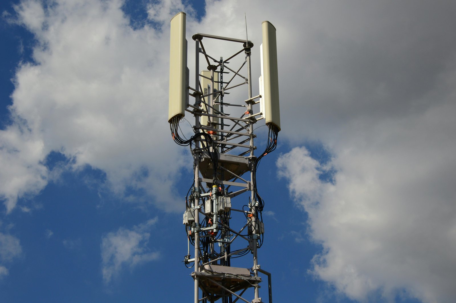 5G tower and connected devices in Atlanta’s urban landscape, illustrating the city’s advancement in smart connectivity and high-speed networks.